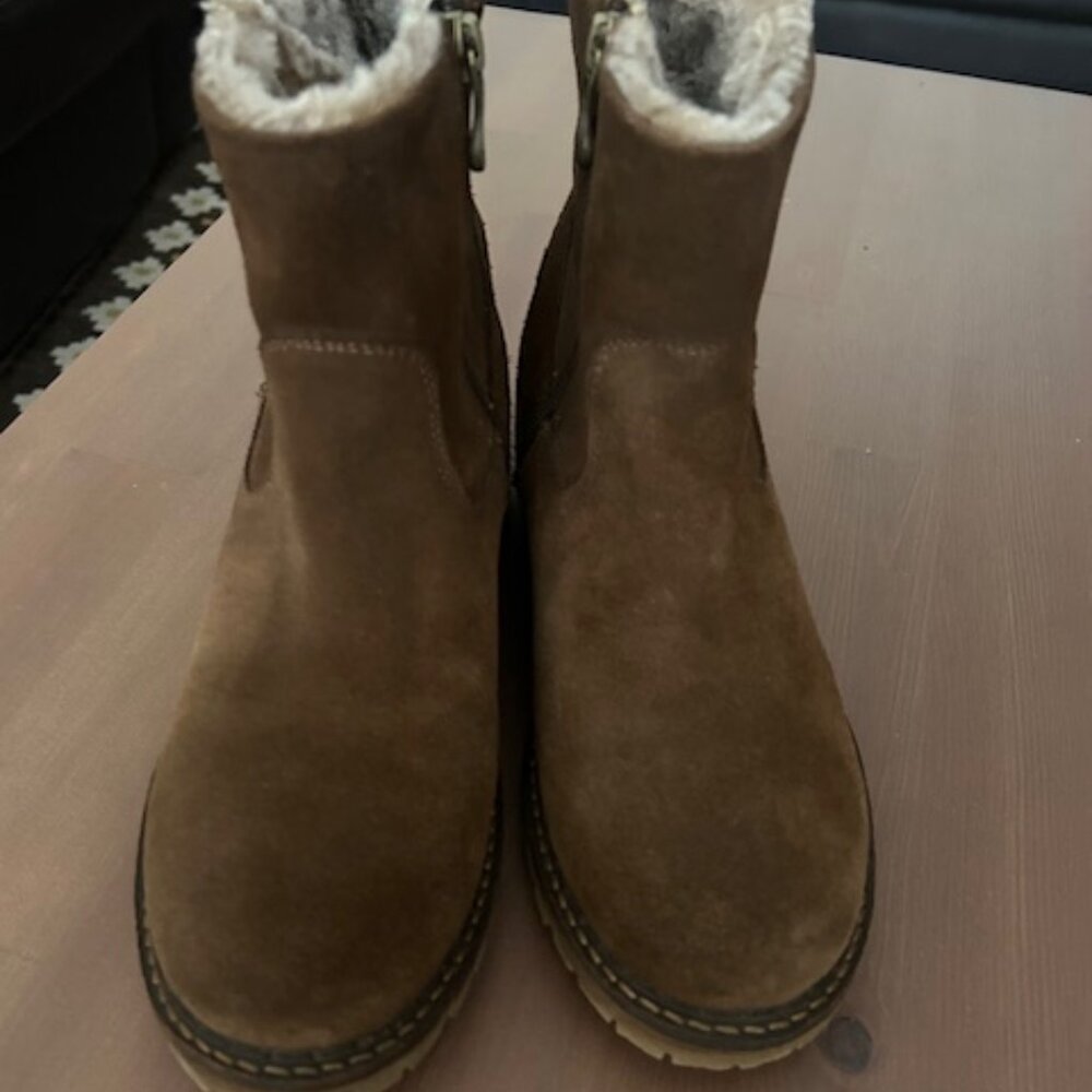 ARCTICA  Waterproof natural suede boots, size 8